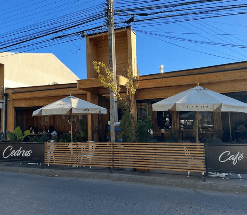 Fachada de Cedrus Café Restaurant en Coelemu